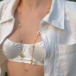 Довгий ланцюжок з квіточками та камінням на тілі