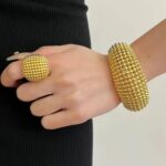 Масивний сітчастий браслет золото на руці
