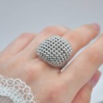 Масивна сітчаста каблучка срібло на руці