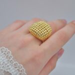 Масивна сітчаста каблучка золото на руці