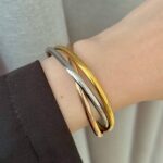 Потрійний жорсткий браслет Cartier на руці