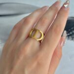 Широка каблучка Dior універсального розміру лимонне золото на руці