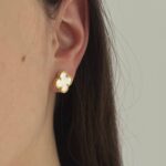 Сережки-пусети Van Cleef з логотипом у кольорі золото білий на вусі
