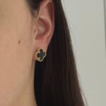 Сережки-пусети Van Cleef з логотипом у кольорі золото чорний на вусі
