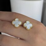 Сережки-пусети Van Cleef з логотипом у кольорі золото білий