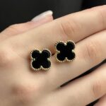 Сережки-пусети Van Cleef з логотипом у кольорі золото чорний