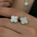 Сережки-пусети Van Cleef з логотипом у кольорі срібло білий