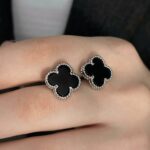 Сережки-пусети Van Cleef з логотипом у кольорі срібло чорний