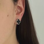 Сережки-пусети Van Cleef з логотипом у кольорі срібло чорний на вусі