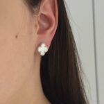 Сережки-пусети Van Cleef з логотипом у кольорі срібло білий на вусі