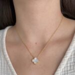 Класичний підвіс Van Cleef з логотипом у золоті рожеве білий на тілі