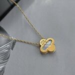 Класичний підвіс Van Cleef з логотипом у золоті рожеве лого білий