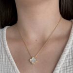 Класичний підвіс Van Cleef з логотипом у золоті лимонне білий на тілі