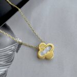 Класичний підвіс Van Cleef з логотипом у золоті лимонне білий лого