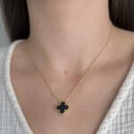 Класичний підвіс Van Cleef з логотипом у золоті лимонне чорний на тілі