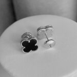 Сережки-пусети Van Cleef з логотипом у кольорі срібло чорний лого