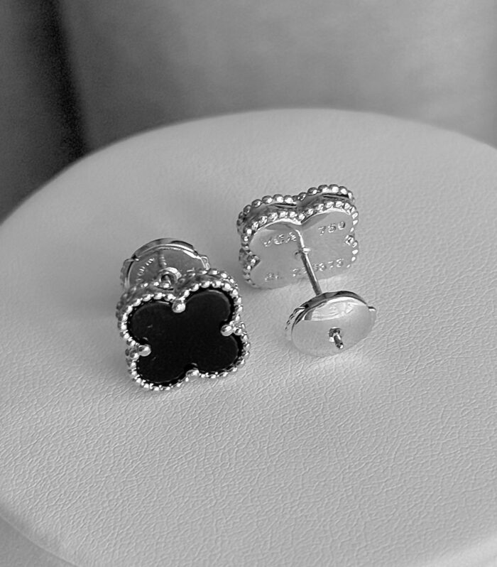 Сережки-пусети Van Cleef з логотипом у кольорі срібло чорний лого