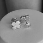 Сережки-пусети Van Cleef з логотипом у кольорі срібло білий лого