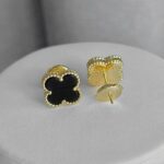 Сережки-пусети Van Cleef з логотипом у кольорі золото чорний лого