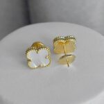 Сережки-пусети Van Cleef з логотипом у кольорі золото білий лого