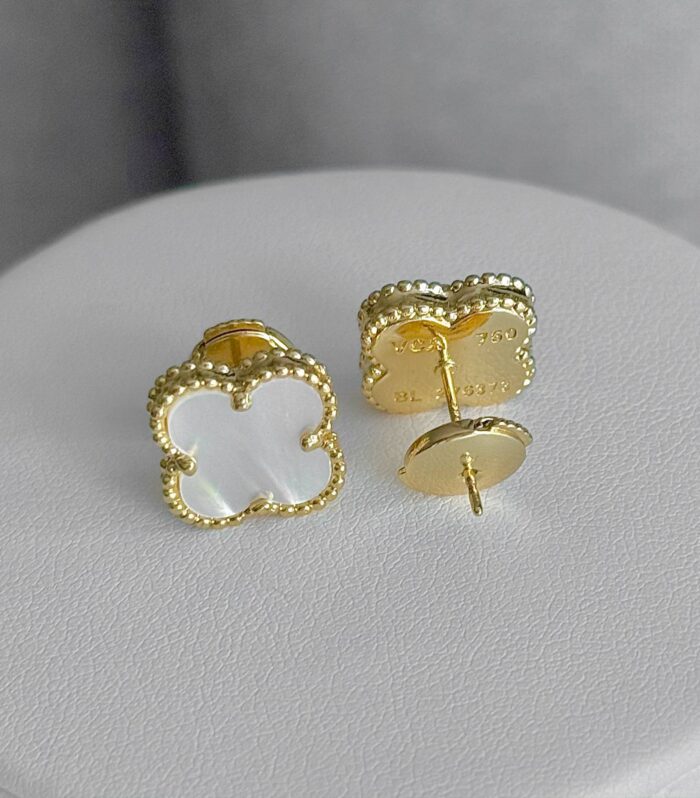 Сережки-пусети Van Cleef з логотипом у кольорі золото білий лого