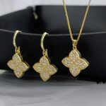 Сережки та підвіс у вигляді квітки з камінням: комплект прикрас Louis Vuitton золото