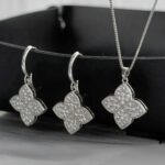 Сережки та підвіс у вигляді квітки з камінням: комплект прикрас Louis Vuitton срібло