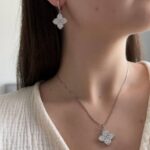 Сережки та підвіс у вигляді квітки з камінням: комплект прикрас Louis Vuitton срібло на тілі