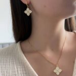 Сережки та підвіс у вигляді квітки з камінням: комплект прикрас Louis Vuitton золото на тілі