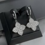Сережки та підвіс у вигляді квітки з камінням: комплект прикрас Louis Vuitton срібло сережки