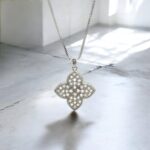 Сережки та підвіс у вигляді квітки з камінням: комплект прикрас Louis Vuitton срібло підвіс