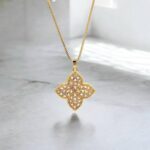 Сережки та підвіс у вигляді квітки з камінням: комплект прикрас Louis Vuitton золото підвіс