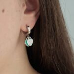 Мінімалістичні сережки Tiffany з двомя серцями срібло на вусі