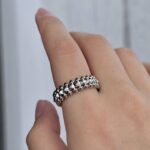Каблучка Cartier Clash з логотипом срібло на руці