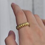Каблучка Cartier Clash з логотипом золото на руці