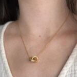 Підвіс Cartier з двома з'єднаними кільцями з камінням лимонне золото на тілі