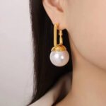 Масивні сережки Dior з великою перлиною золото на вусі