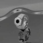Широка каблучка BVLGARI з круглим логотипом та камінням срібло чорний1