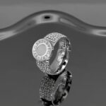 Широка каблучка BVLGARI з круглим логотипом та камінням срібло білий1