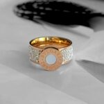 Широка каблучка BVLGARI з круглим логотипом та камінням золото білий2