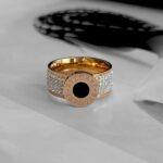 Широка каблучка BVLGARI з круглим логотипом та камінням золото чорний2