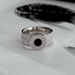 Широка каблучка BVLGARI з круглим логотипом та камінням срібло чорний2