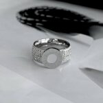 Широка каблучка BVLGARI з круглим логотипом та камінням срібло білий2