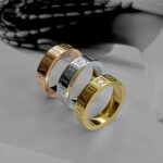 Класична каблучка BVLGARI з камінчиком