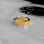 Класична каблучка BVLGARI з камінчиком лимонне золото2