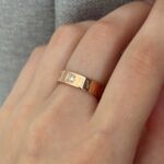 Класична каблучка BVLGARI з камінчиком рожеве золото на руці