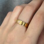 Класична каблучка BVLGARI з камінчиком лимонне золото на руці