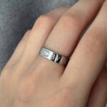 Класична каблучка BVLGARI з камінчиком срібло на руці