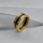 Каблучка BVLGARI з чорною серцевиною та логотипом лимонне золото1