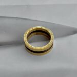 Каблучка BVLGARI з чорною серцевиною та логотипом лимонне золото1